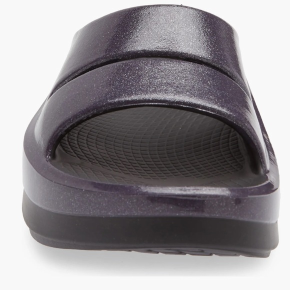Retired OOFOS OOmega OOahh Sandal in Black and Purple Amethyst - a box included - Picture 4 of 11